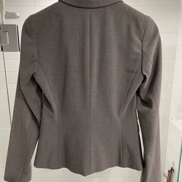 Tahari grey blazer.  Size 2.  Slim fit, classic and sharp. - Picture 2 of 4